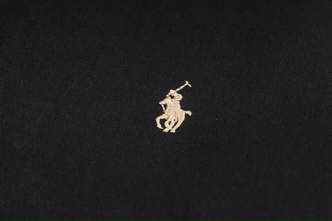 🅿️350 Ralph Lauren's new 24ss classic embroidered logo lapel executive zipper jacket for both men and women. 1️⃣Selected from high-quality original developed pure cotton fabric, with customized plaid lining inside, the overall wearing effect is very soft and comfortable. 2️⃣The workmanship details are perfectly controlled, with exquisite small logo embroidery on the chest, and the unique design style of splicing technology is used in the dropped shoulder position to highlight your personality! The version is simple but not simple! 3️⃣ Complete with tag accessories, unisex design, and a very versatile jacket for men and women!  Color: black, navy blue, khaki Size: S, M, L, XL